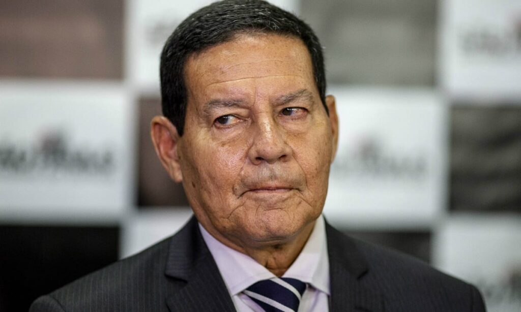 Mourão culpa população