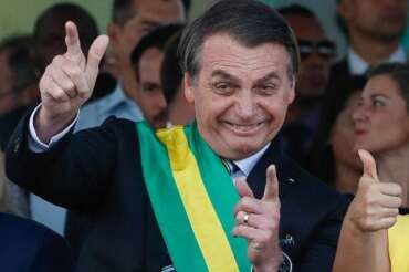 Bolsonaro simula falta de ar