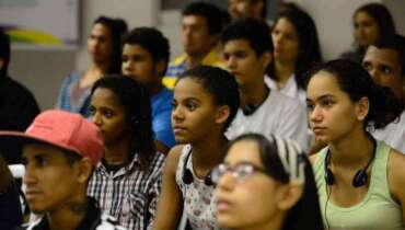 Metade dos jovens quer deixar Brasil