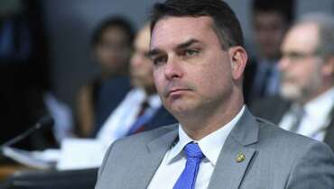 Flávio Bolsonaro é dono de hospitais federais