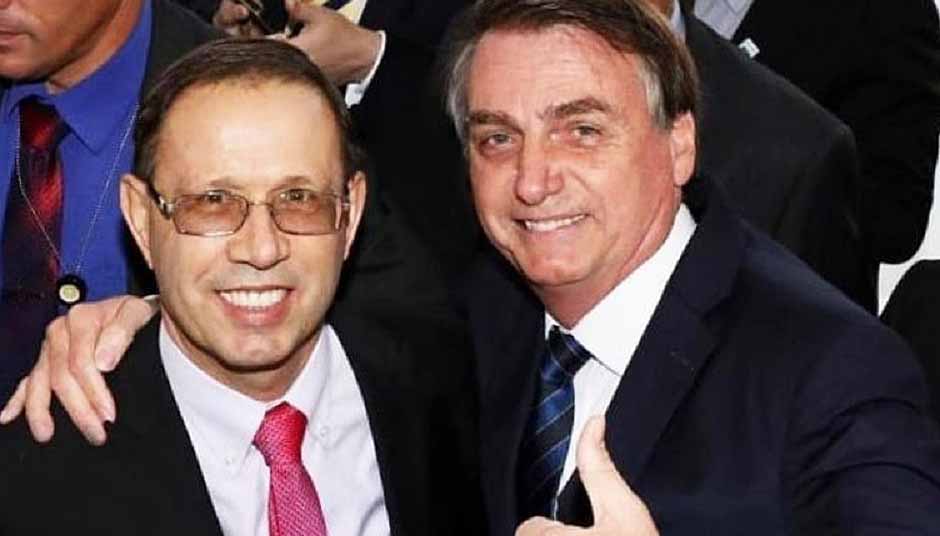 Wizard entrega passaporte à PF