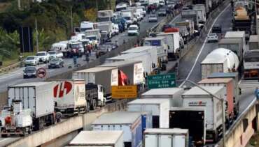 Líder de caminhoneiros ameaça greve