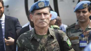 Santos Cruz detona desfile militar