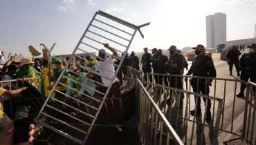 PM lança bombas em bolsonaristas