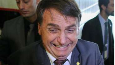 Bolsonaro exibe medalha de imbrochável