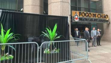 Bolsonaro come em puxadinho na calçada em NY