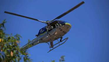 Helicóptero dá rasante em escola