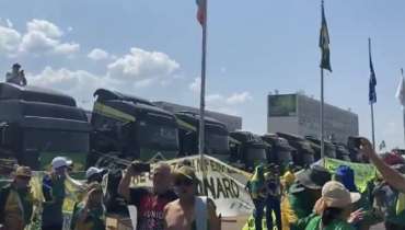 Mais de 100 caminhões bloqueiam Esplanada