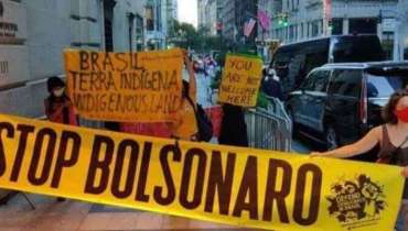 Protesto faz Bolsonaro entrar pelos fundos de hotel