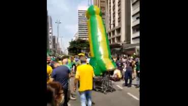 Bolsonaristas inflam pênis gigante na Av Paulista