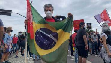 Esquerda deve empunhar a Bandeira Nacional