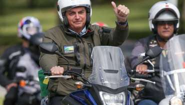 Bolsonaro passeia de moto no Catar