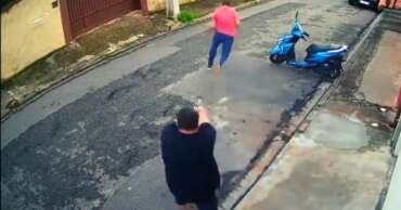 Vídeo: Vice-prefeito de Atibaia é baleado após agredir homem