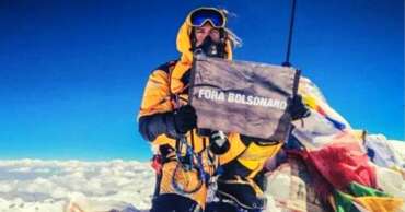 Brasileiro chega ao topo do Everest e estende faixa: "Fora Bolsonaro”