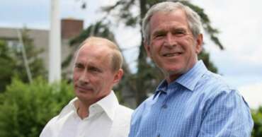 imagem mostra o ex presidente norte americano, George W Bush, ao lado do presidente russo, Vladmir Putin