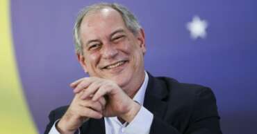 foto mostra ciro gomes sorrindo