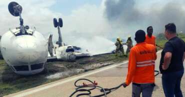 Vídeo: Avião aterrissa de cabeça para baixo na África; ninguém morreu