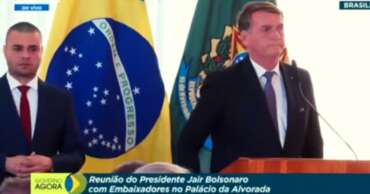 Vídeo: Bolsonaro aguarda aplausos de embaixadores e fica no 'vácuo'