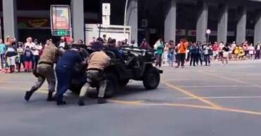 Vídeo: Militares empurram jipe em desfile de 7 de Setembro no RJ