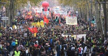 Trabalhadores fazem greve geral na França contra Reforma; entenda