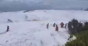 Vídeo: Onda gigante atinge praia do RJ e assusta banhistas