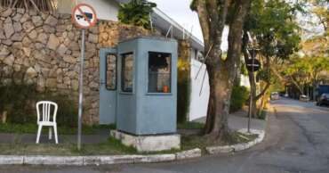 Guarita azul da segurança privada na esquina de uma rua.