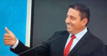 Vídeo: Vereador comete gafe ao homenagear deputado: “O de honesto”