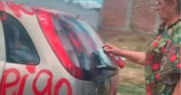 Vídeo: Esposa de prefeito picha carro de suposta amante; “Rameira”