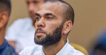 Daniel Alves é condenado a 4 anos e meio de prisão na Espanha; saiba